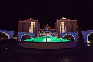 Fachada de la propiedad por la tarde o noche