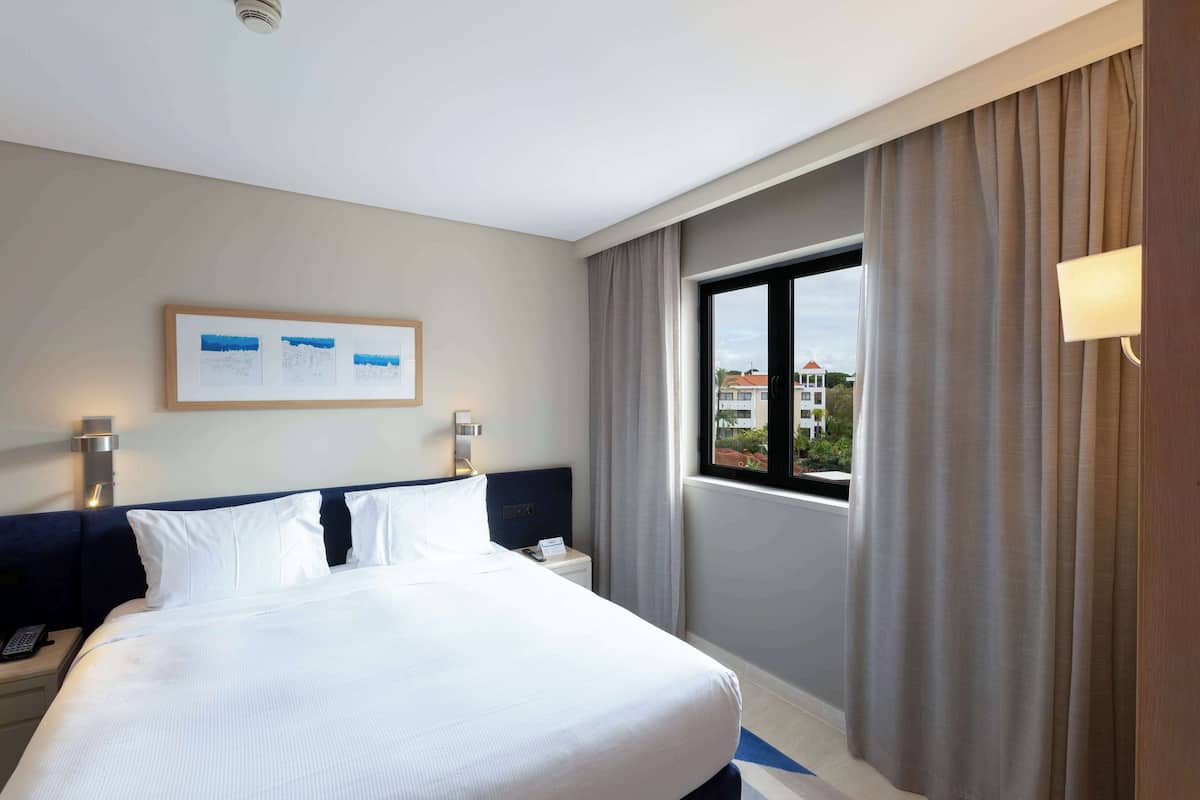 Apartamento de 1 dormitorio, vistas a la piscina | Ropa de cama de alta calidad, camas con efecto memoria y minibar