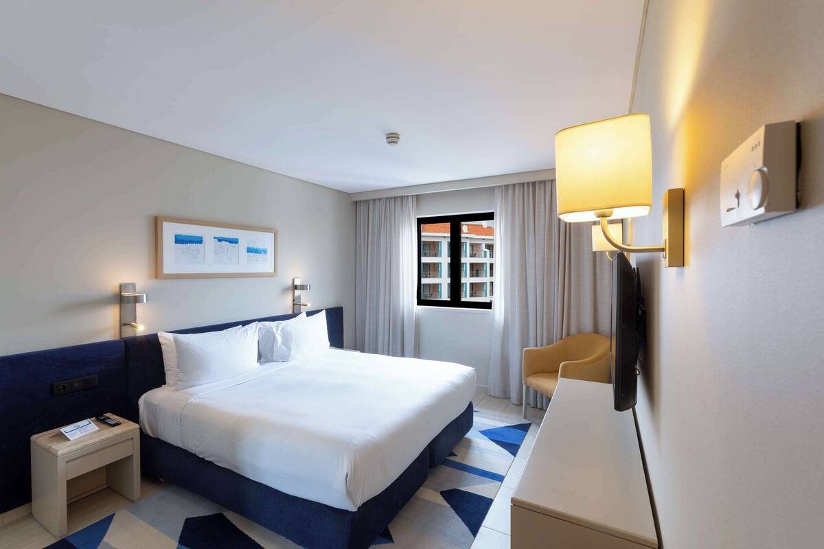 Apartemen, 2 kamar tidur | Seprai premium, busa memori, minibar, dan brankas