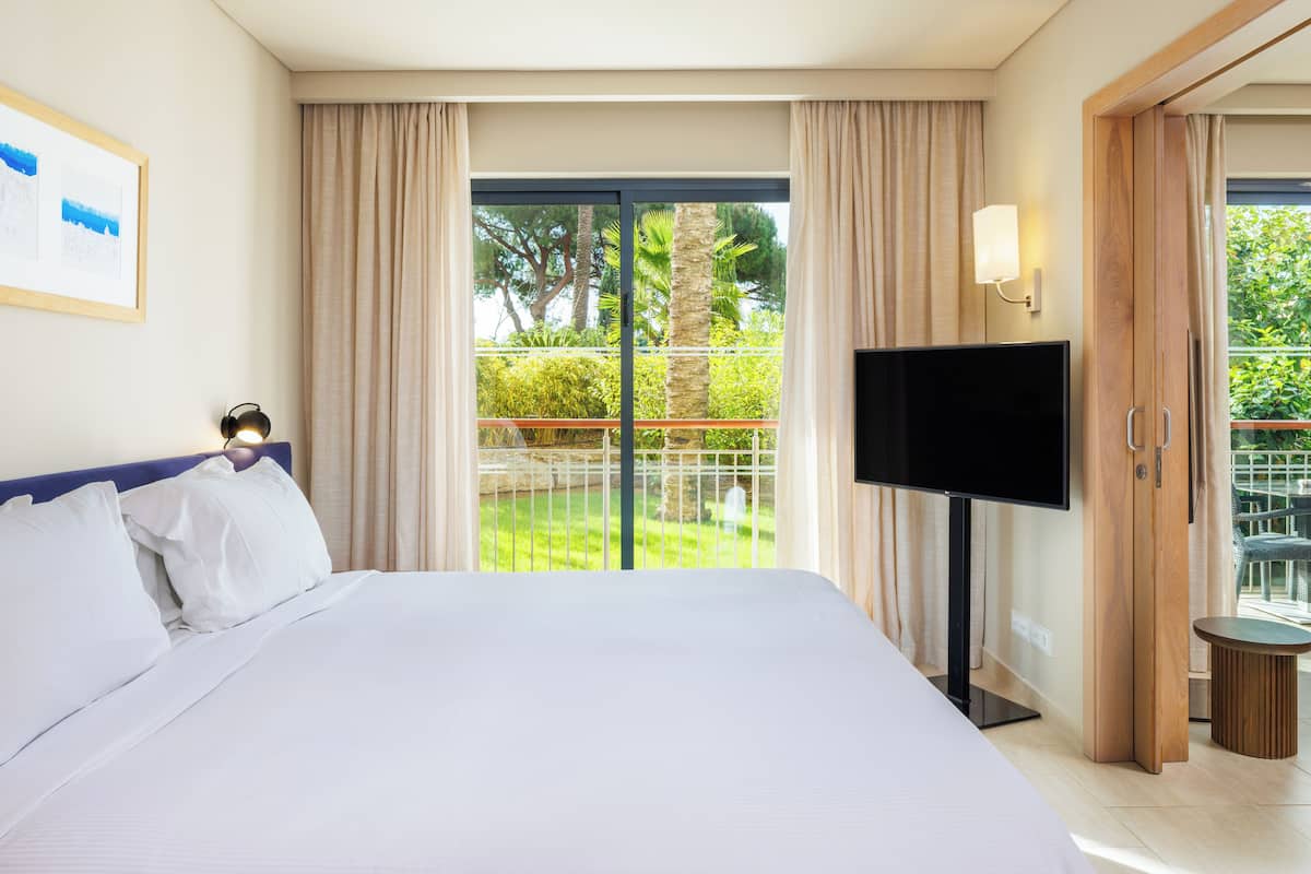 Seprai premium, busa memori, minibar, dan brankas