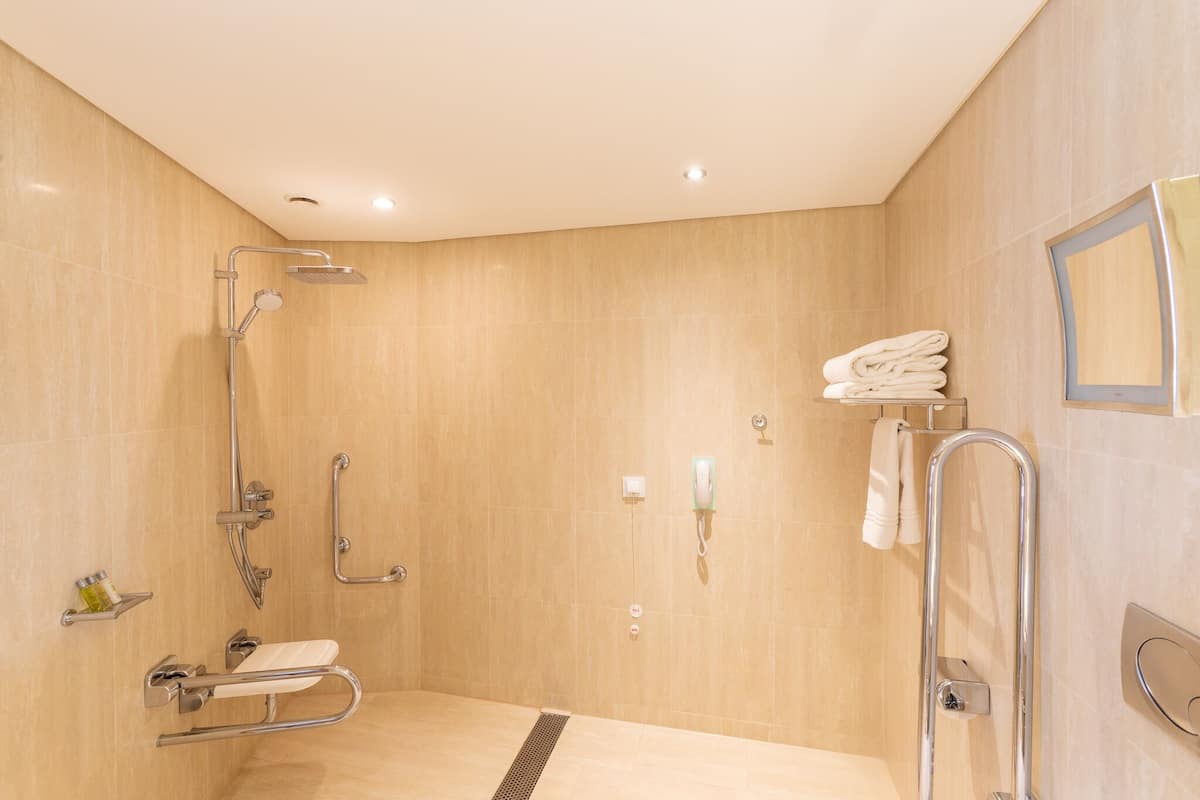 Apartemen, akses difabel | Kamar mandi | Bathtub dan shower terpisah dan perlengkapan mandi gratis
