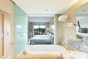 Twin Deluxe Golf View | Bathroom | Separate tub and shower, free toiletries, hair dryer, bathrobes