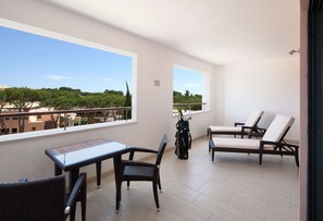 Ropa de cama de alta calidad, camas con efecto memoria y minibar 