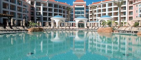 Piscine couverte, 5 piscines extérieures, parasols de plage