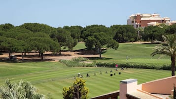 Quarto luxo, 1 cama King, vista para o campo de golfe | Vista do quarto