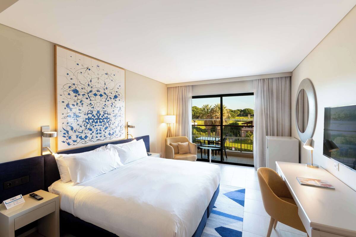 Suite Keluarga, 1 Tempat Tidur King | Seprai premium, busa memori, minibar, dan brankas