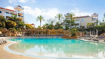 Een binnenzwembad, 5 buitenzwembaden, parasols voor strand/zwembad