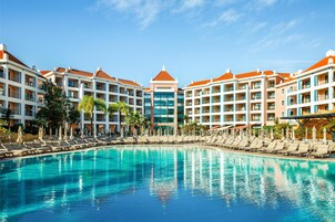Una piscina techada, 5 piscinas al aire libre, sombrillas