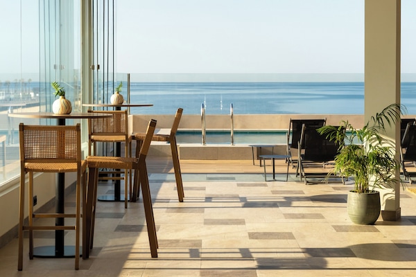 2 restaurants; lunch and dinner served