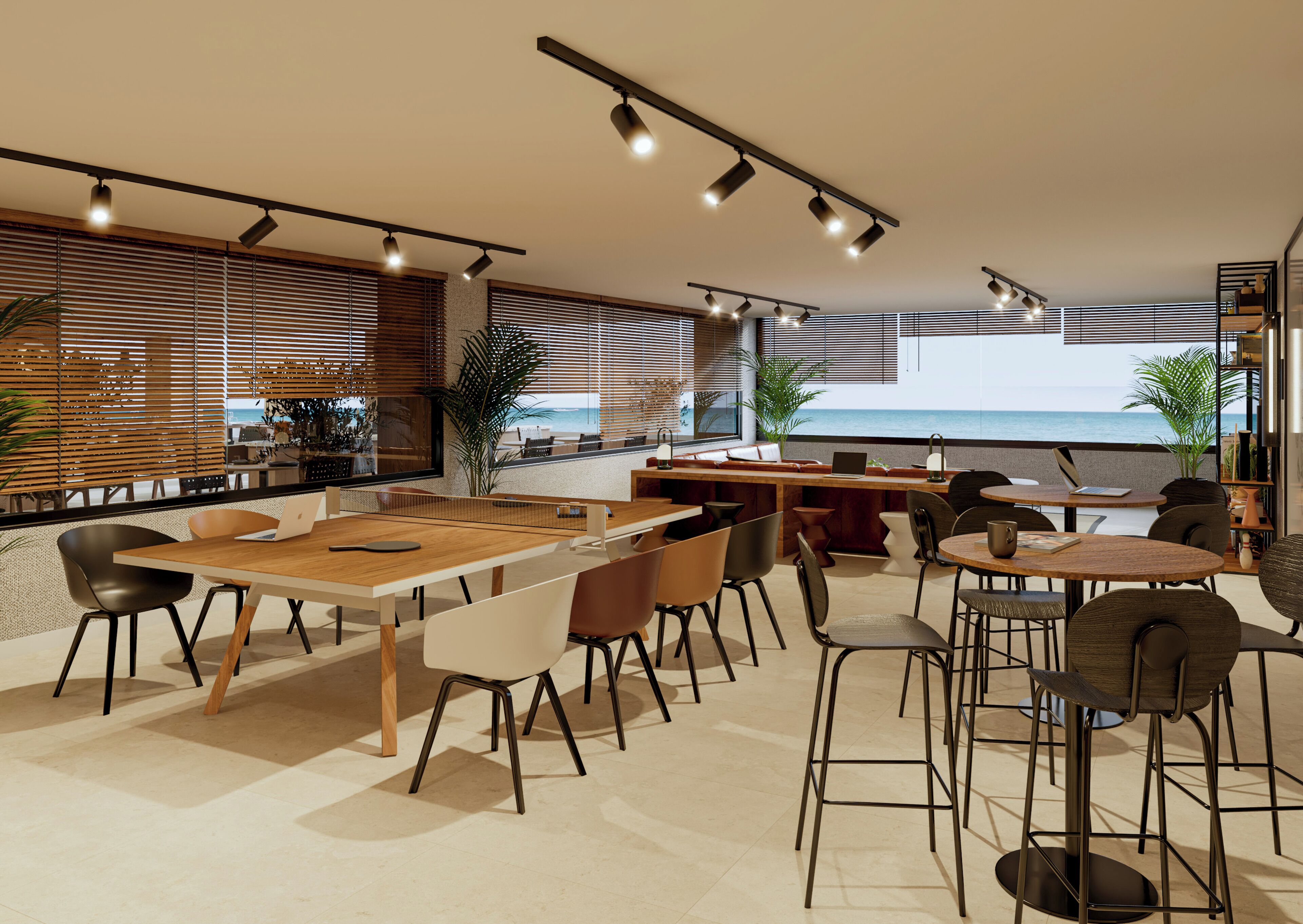 Een moderne eetruimte met meerdere tafels en stoelen, grote ramen met zonwering en uitzicht op zee.