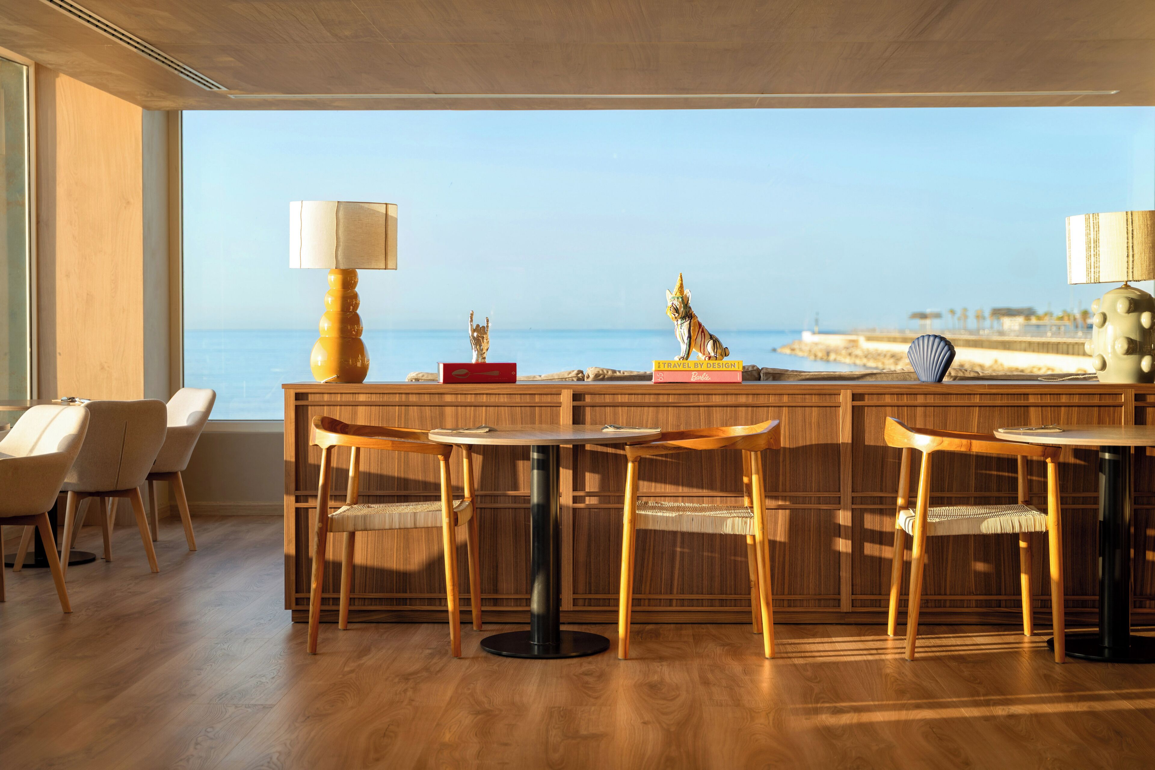 2 restauranter, lunsj serveres, lokale og internasjonale retter