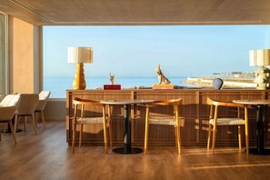 2 Restaurants, Mittagessen, Abendessen, lokale und internationale Küche