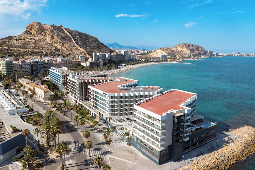 Alicante’s Azure Dreams: A Guide to the Best Luxury Stays on the Costa Blanca