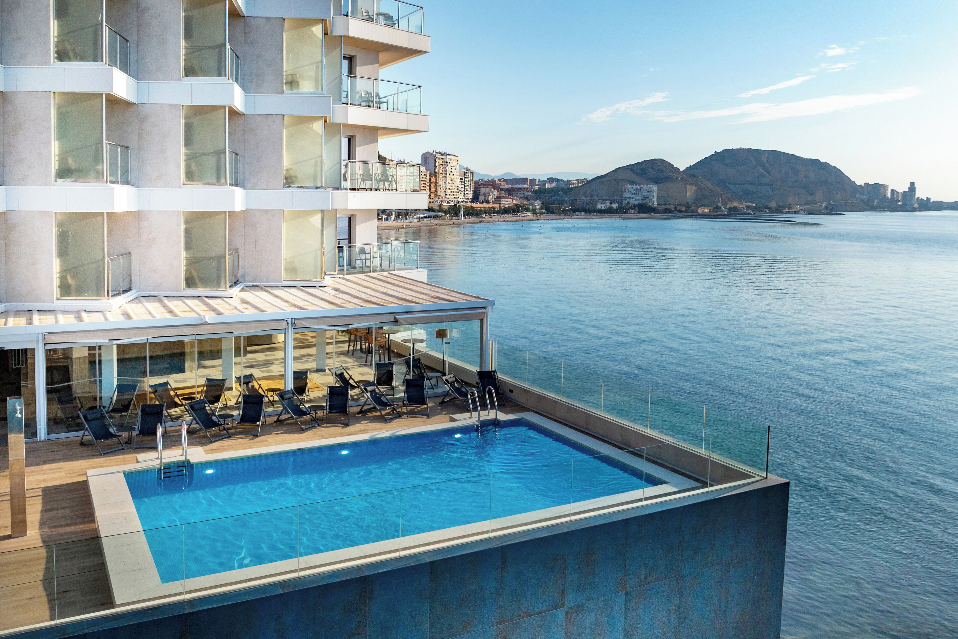 2 piscines extérieures, tentes de plage