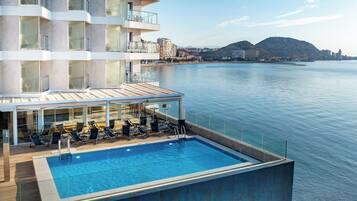 2 piscines extérieures, tentes de plage