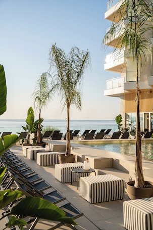 2 outdoor pools, cabanas (surcharge)