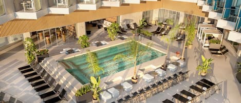 2 utomhuspooler och cabanor (tillÀggsavgift)