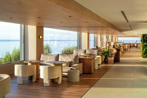 2 restaurantes; se sirve almuerzo y cena; cocina local e internacional