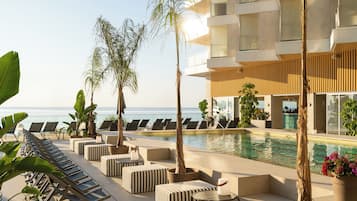 2 outdoor pools, pool cabanas (surcharge)