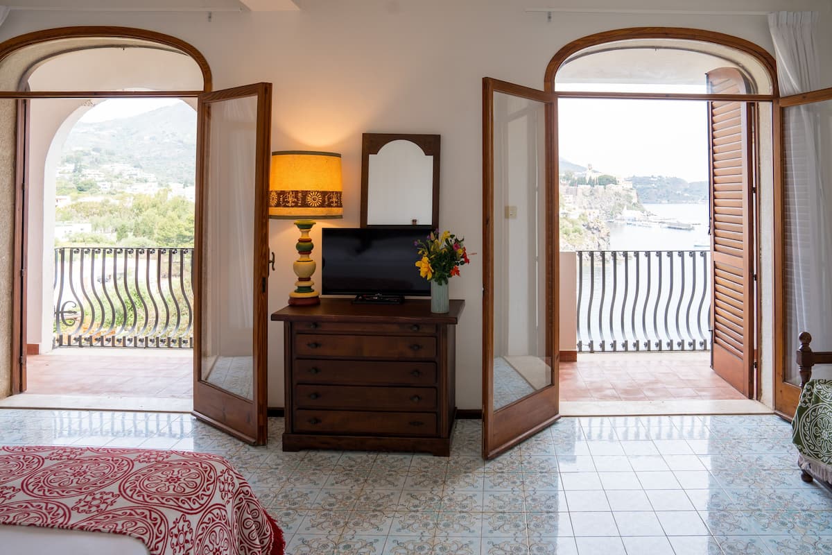 Junior Suite | 1 bedroom, minibar, in-room safe, soundproofing