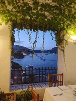 2 restaurantes, se sirve desayuno 