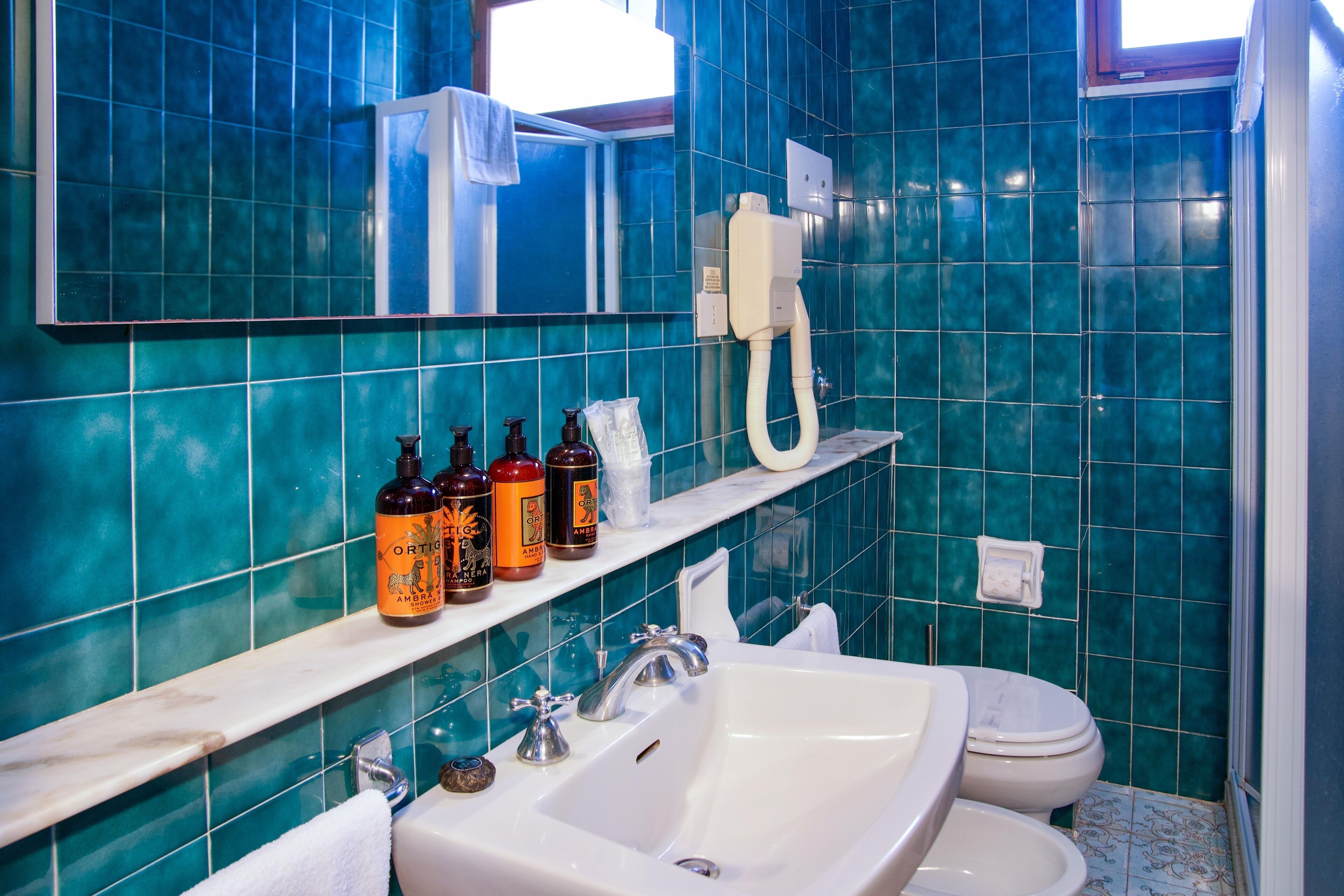 Junior Suite | Bathroom | Shower, hair dryer, bidet, towels