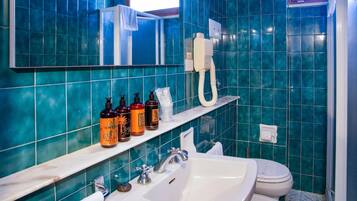 Junior Suite | Bathroom | Shower, hair dryer, bidet, towels