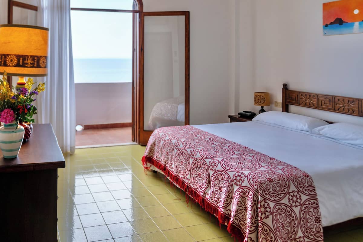Superior Double Room | 1 bedroom, minibar, in-room safe, soundproofing