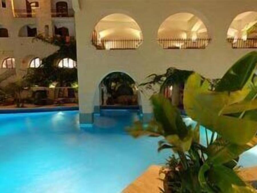 Piscina stagionale all'aperto, ombrelloni da piscina, lettini