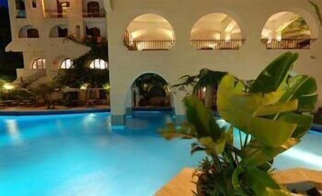 Seasonal outdoor pool, pool umbrellas, sun loungers. Hotel Carasco