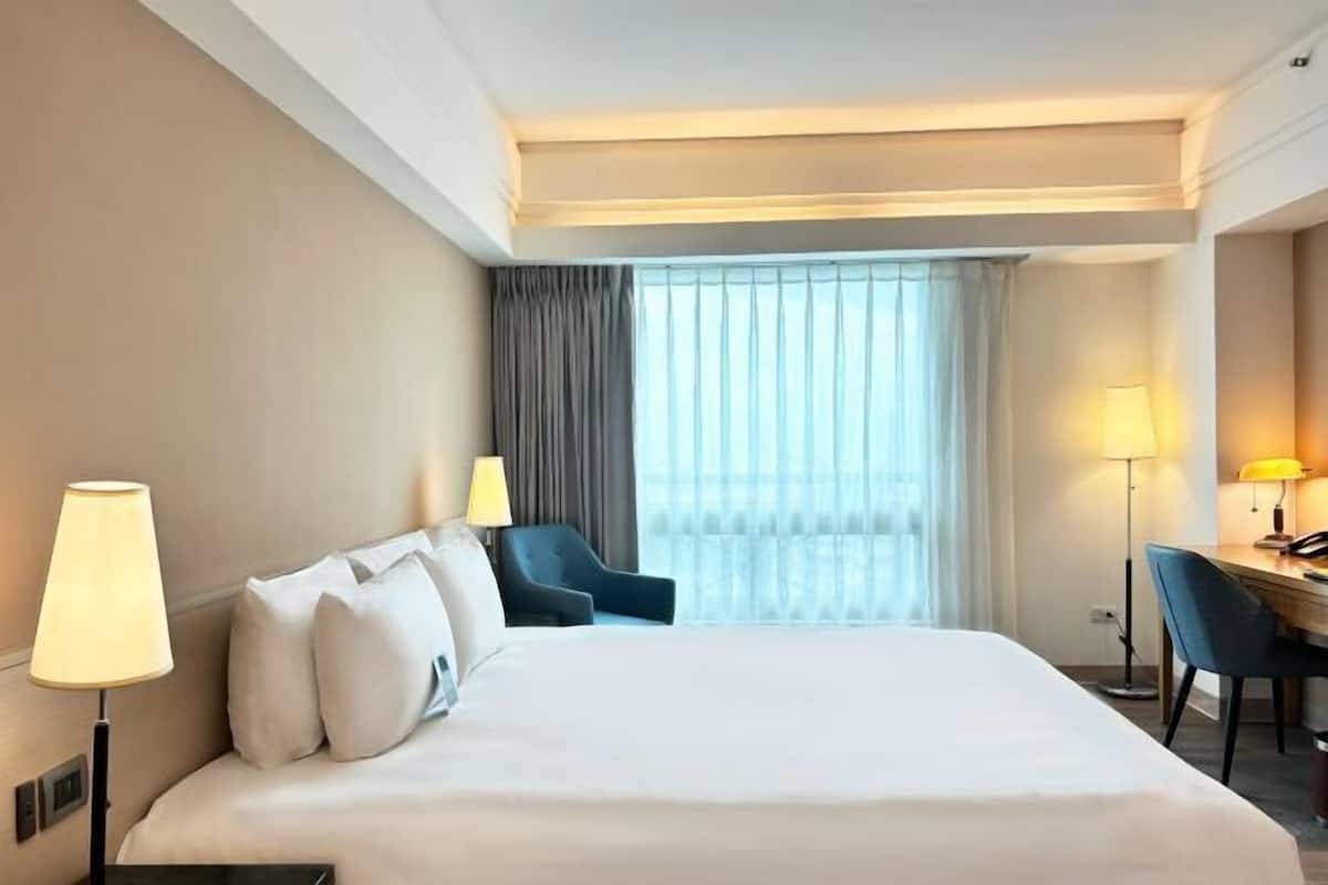 Down comforters, in-room safe, desk, WiFi (free)
