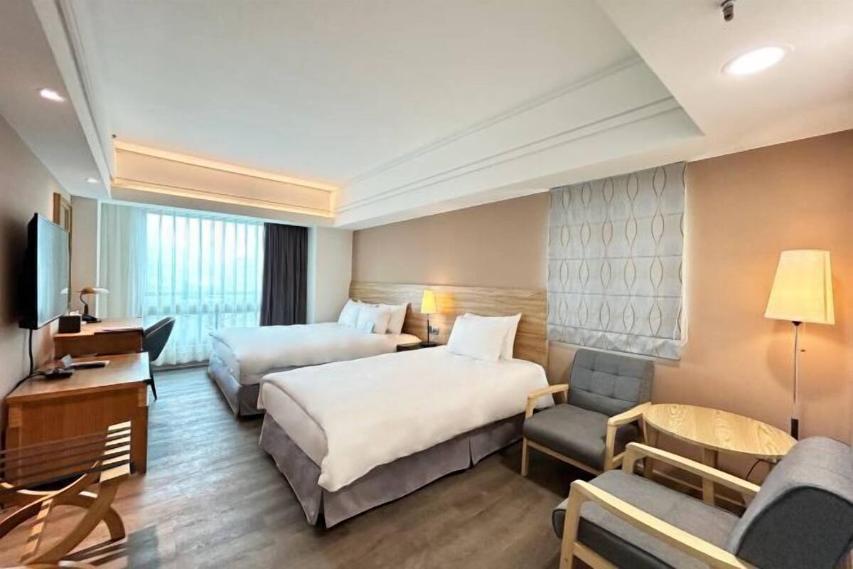 Down comforters, in-room safe, desk, WiFi (free)
