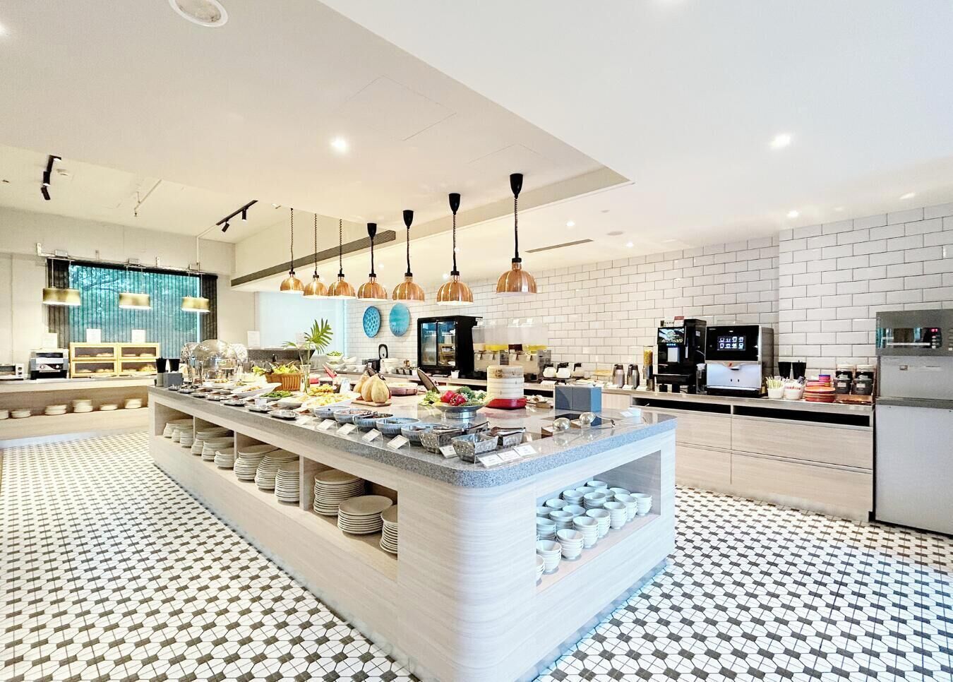 Una cocina moderna con una isla central, varios electrodomésticos y un suelo estampado.