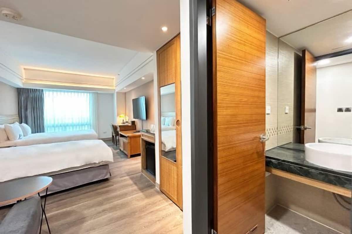 Down comforters, in-room safe, desk, WiFi (free)
