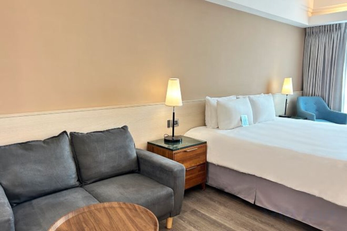 Down comforters, in-room safe, desk, WiFi (free)