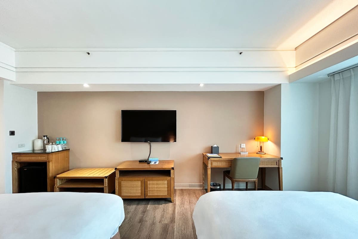 Down comforters, in-room safe, desk, WiFi (free)