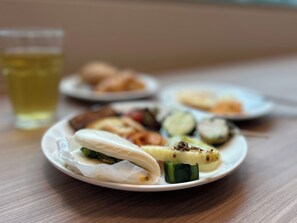 Se ofrece un desayuno autoservicio (436 TWD por persona)