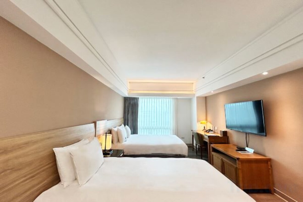 Down comforters, in-room safe, desk, WiFi (free)
