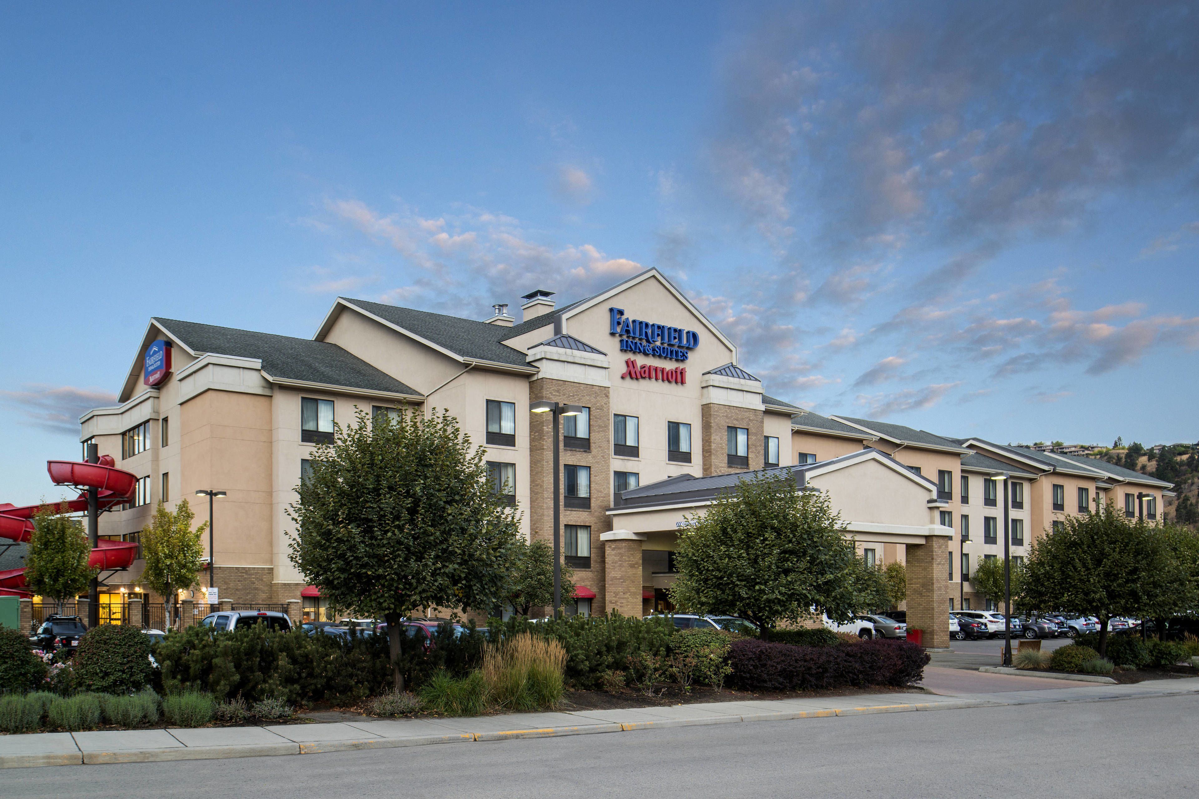 Un hôtel Fairfield Inn & Suites de la chaîne Marriott, doté d’un parking et d’un aménagement paysager.