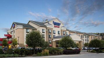 Un hôtel Fairfield Inn & Suites de la chaîne Marriott, doté d’un parking et d’un aménagement paysager.
