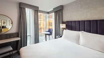 Kamar Deluks, 1 Tempat Tidur King, sudut | Seprai premium, minibar, brankas, dan didekorasi berbeda-beda