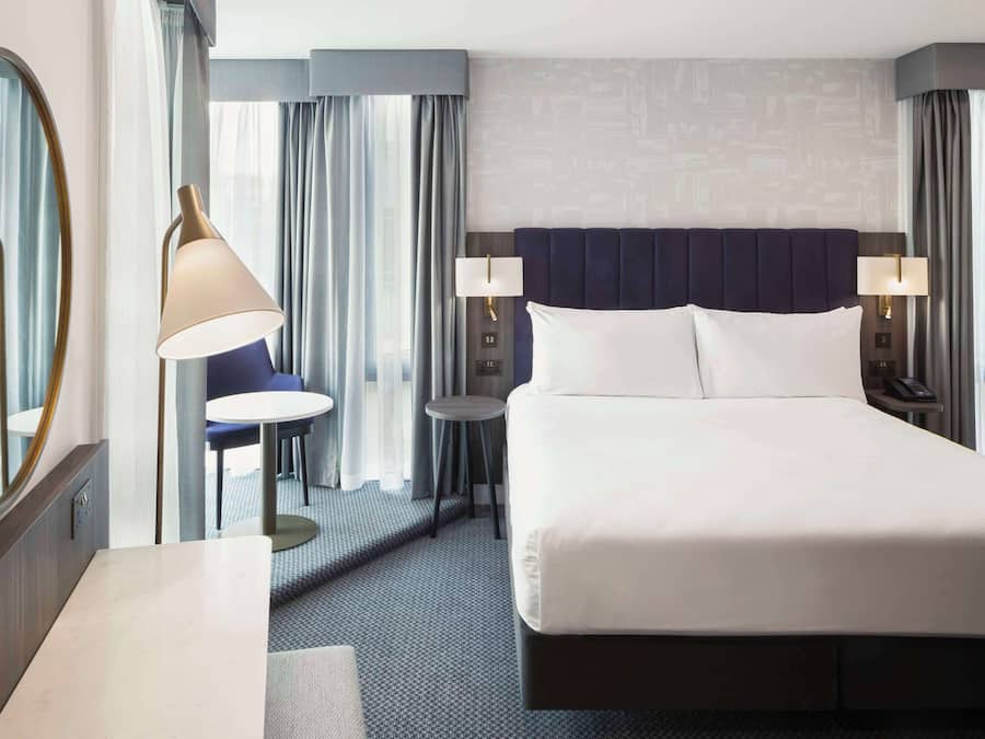 Deluxe kamer, 1 kingsize bed, op de hoek | Luxe beddengoed, een minibar, een kluis op de kamer