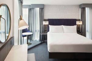 Deluxe Room, 1 King Bed, Corner | Premium bedding, minibar, in-room safe, individually decorated