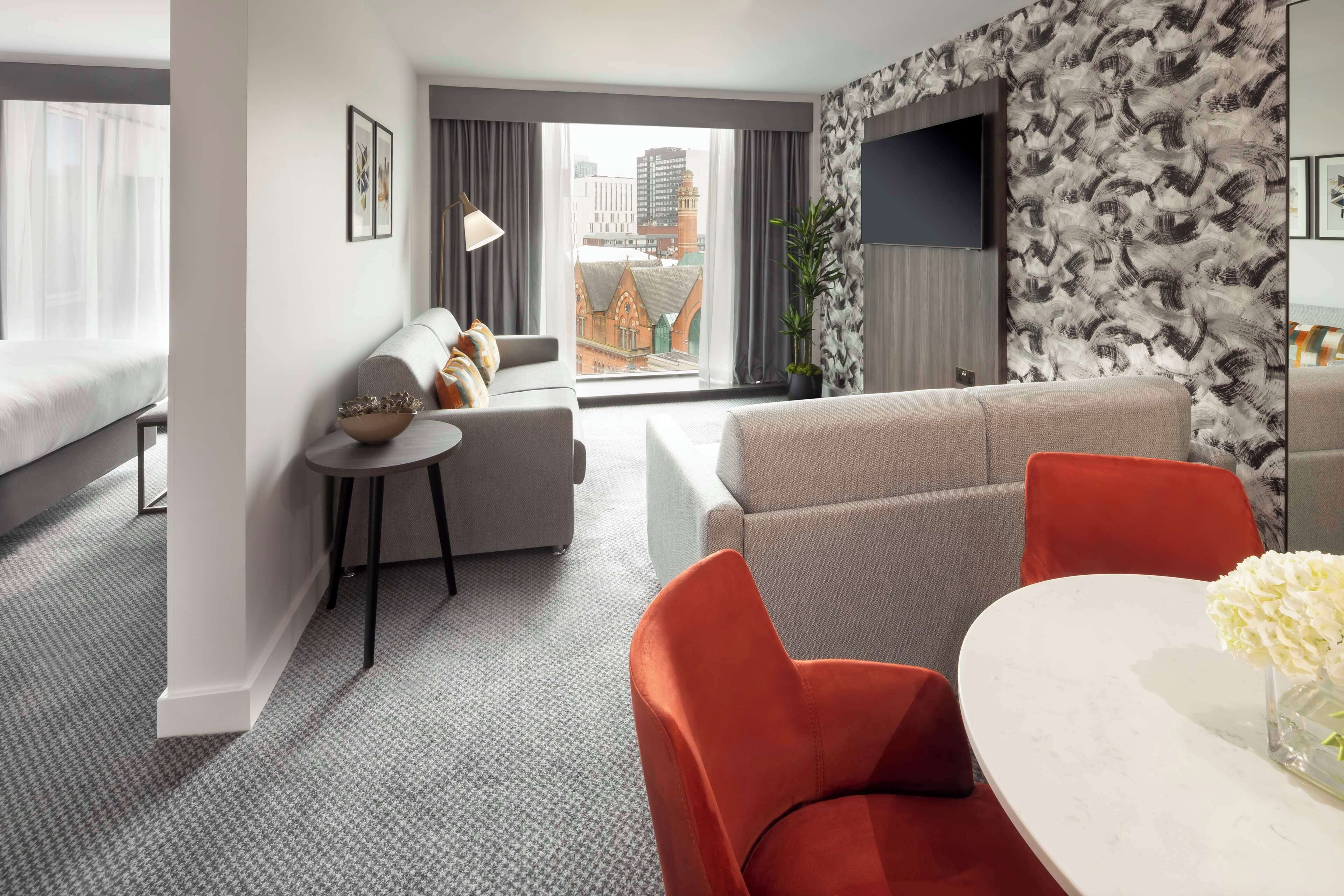 Suite, 1 très grand lit, vue ville | Coin séjour