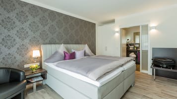 Kahden hengen huone | Tallelokero huoneessa, työpöytä, silitysrauta/-lauta, vauvansängyt