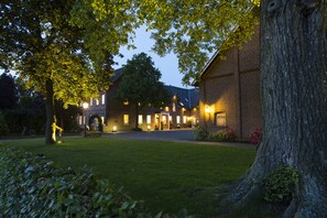 Front of property - evening/night - Landhotel Bartmann (Sendenhorst)