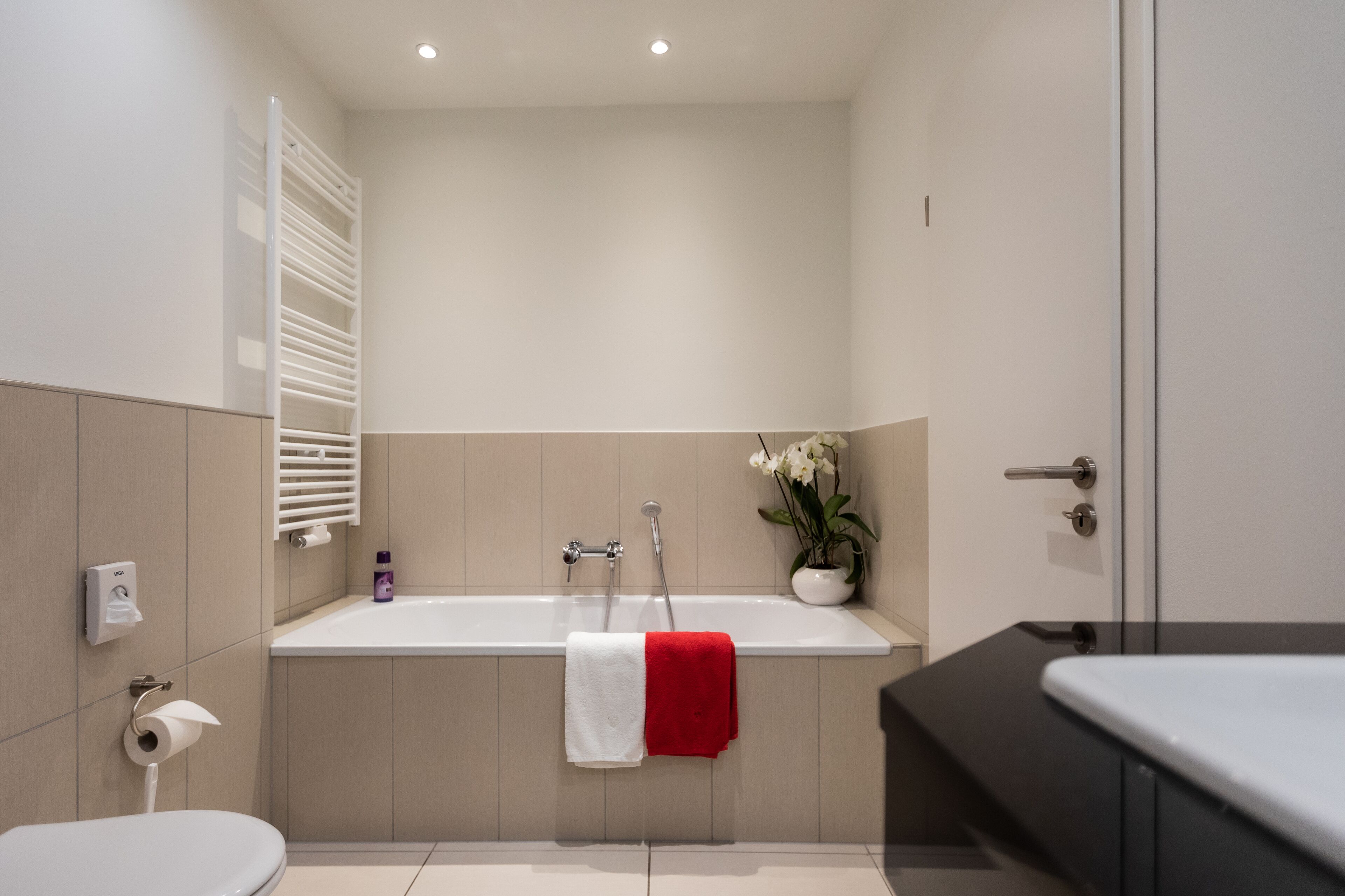 junior suite | bathroom | free toiletries, hair dryer, towels