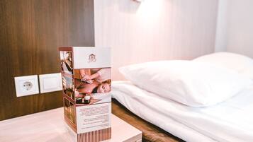 Habitación doble económica | Camas con pillow-top y caja de seguridad en la habitación