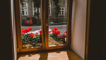 Habitación con 1 cama matrimonial o 2 individuales | Camas con pillow-top y caja de seguridad en la habitación