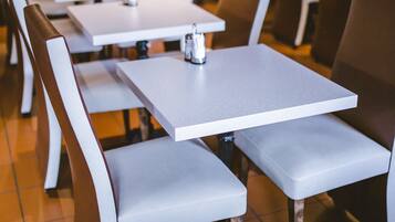 Sudah termasuk sarapan prasmanan setiap hari